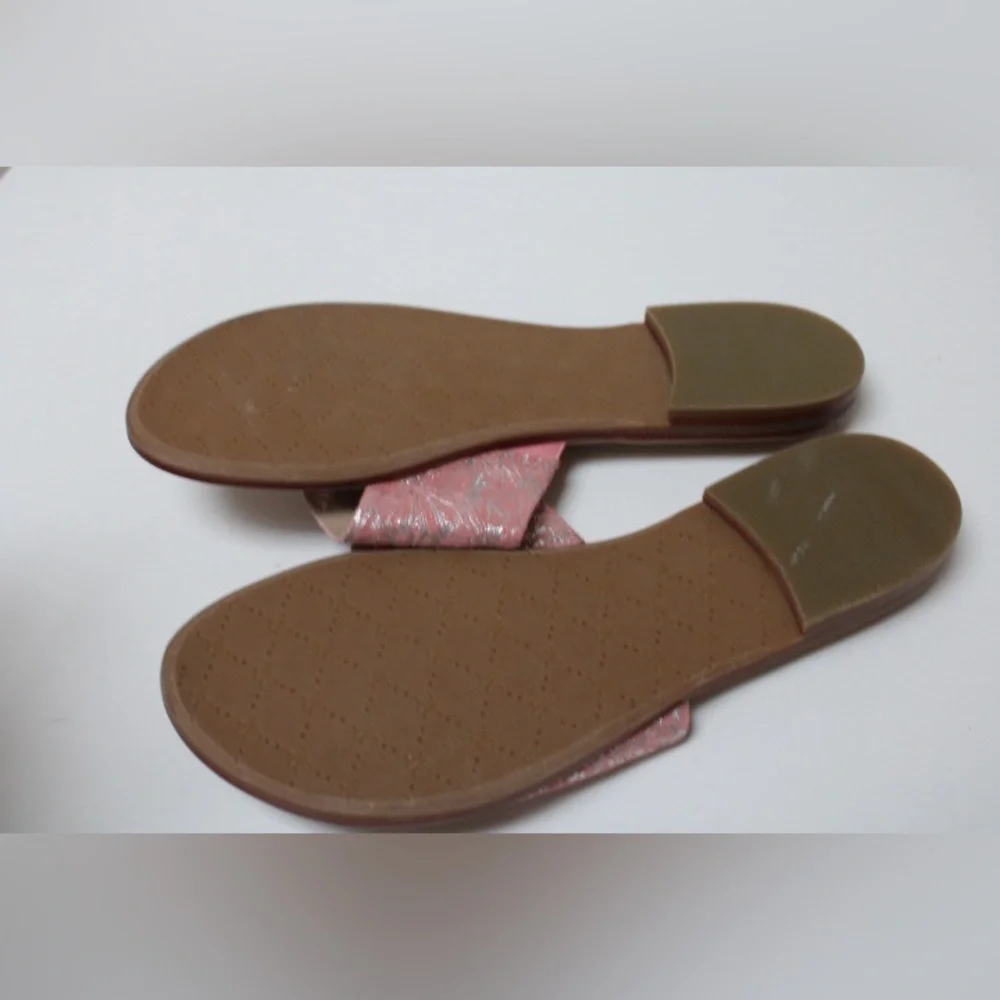 NWOT Johnston & Murphy pink embossed sandals